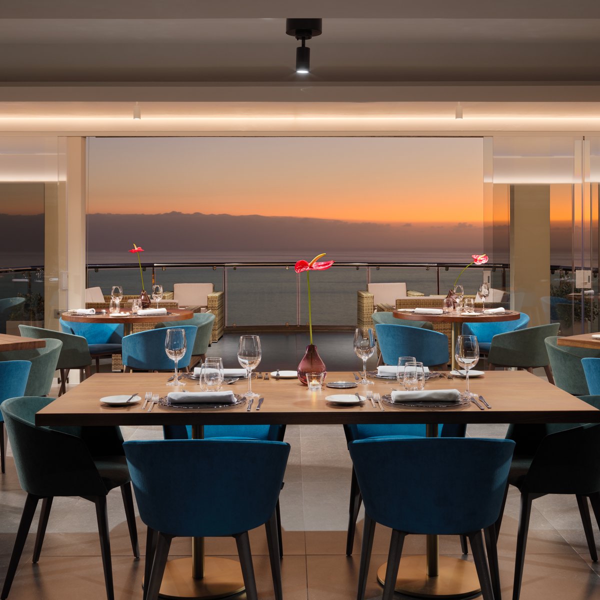 Mesa de AQUA con vista al Atlántico